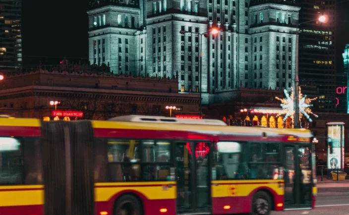 Polacy powoli wracają do biur, ale czy wrócą do publicznego transportu miejskiego?